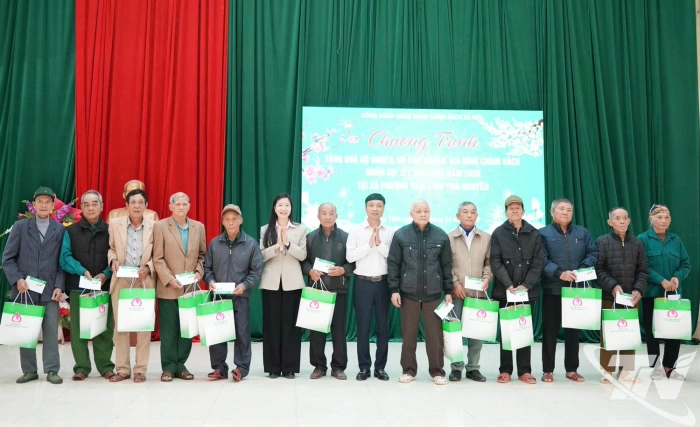 Ngân hàng Chính sách xã hội tặng quà Tết tại xã Phượng Tiến