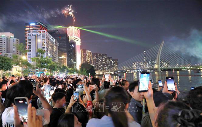 Đông đảo người dân tập trung ở khu vực bến Bạch Đằng (phường Sài Gòn, TP Hồ Chí Minh) để đón xem màn pháo hoa mừng năm mới 2026.