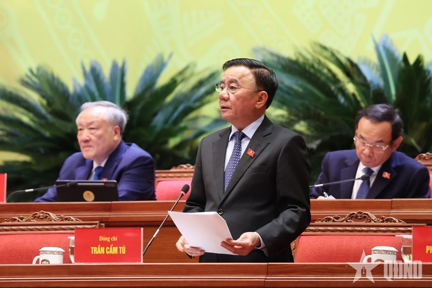 Đồng chí Trần Cẩm Tú điều hành phiên thảo luận buổi chiều 21-1.