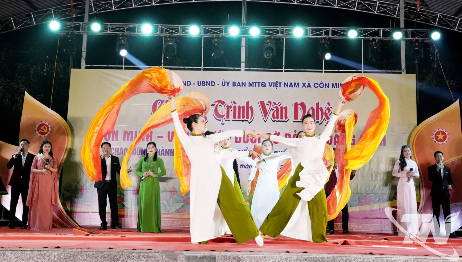 Chương trình diễn ra nhiều màn hát múa vui tươi, hào hùng.
