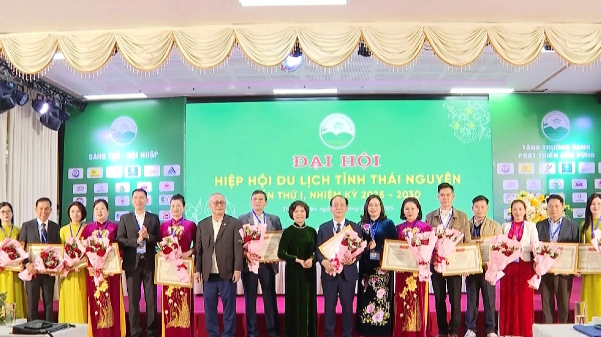 성 관광협회가 최근 이천이십오 이천삼십 년 임기 제 일 차 대회를 개최했습니다. 