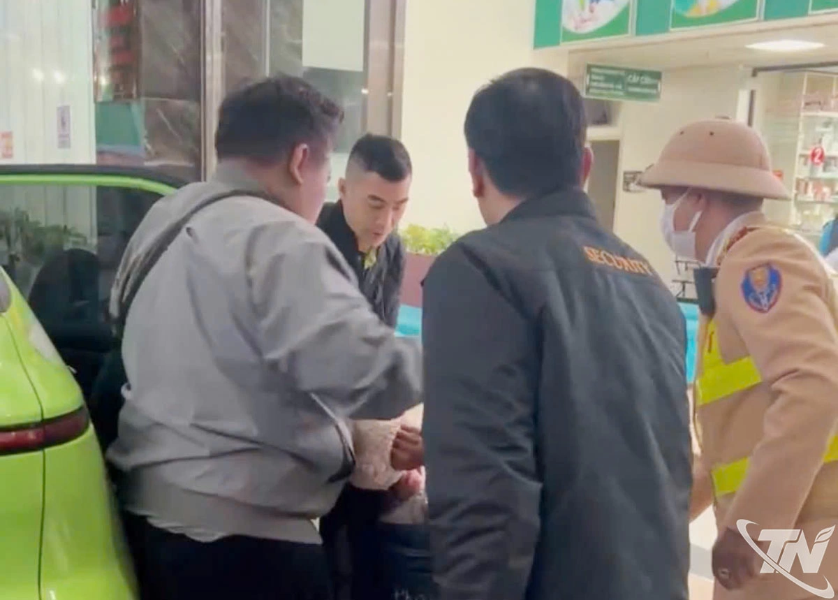 Tổ công tác Phòng Cảnh sát giao thông, Công an tỉnh hỗ trợ mở đường đưa người đi cấp cứu kịp thời.