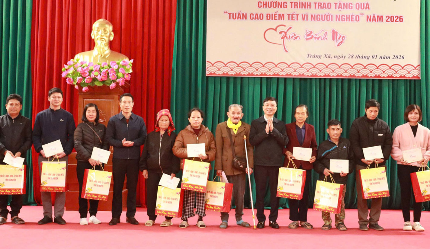 Đại diện các hộ nghèo, cận nghèo tại xã Tràng Xá nhận quà Tết trong chương trình “Tuần cao điểm Tết vì người nghèo” năm 2026.