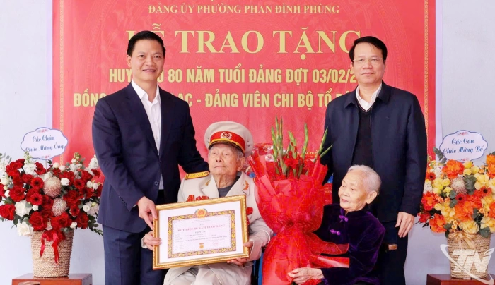 Đồng chí Vương Quốc Tuấn trao Huy hiệu 80 năm tuổi Đảng tại phường Phan Đình Phùng