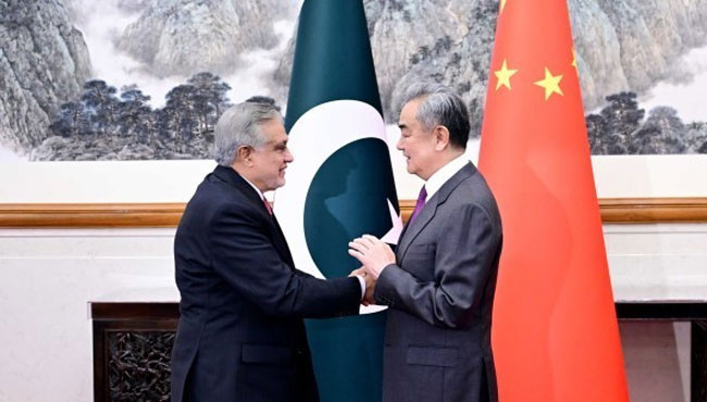Ông Vương Nghị trong cuộc gặp với người đồng cấp Pakistan Mohammad Ishaq Dar ở thủ đô Bắc Kinh. Ảnh: Bộ Ngoại giao Trung Quốc