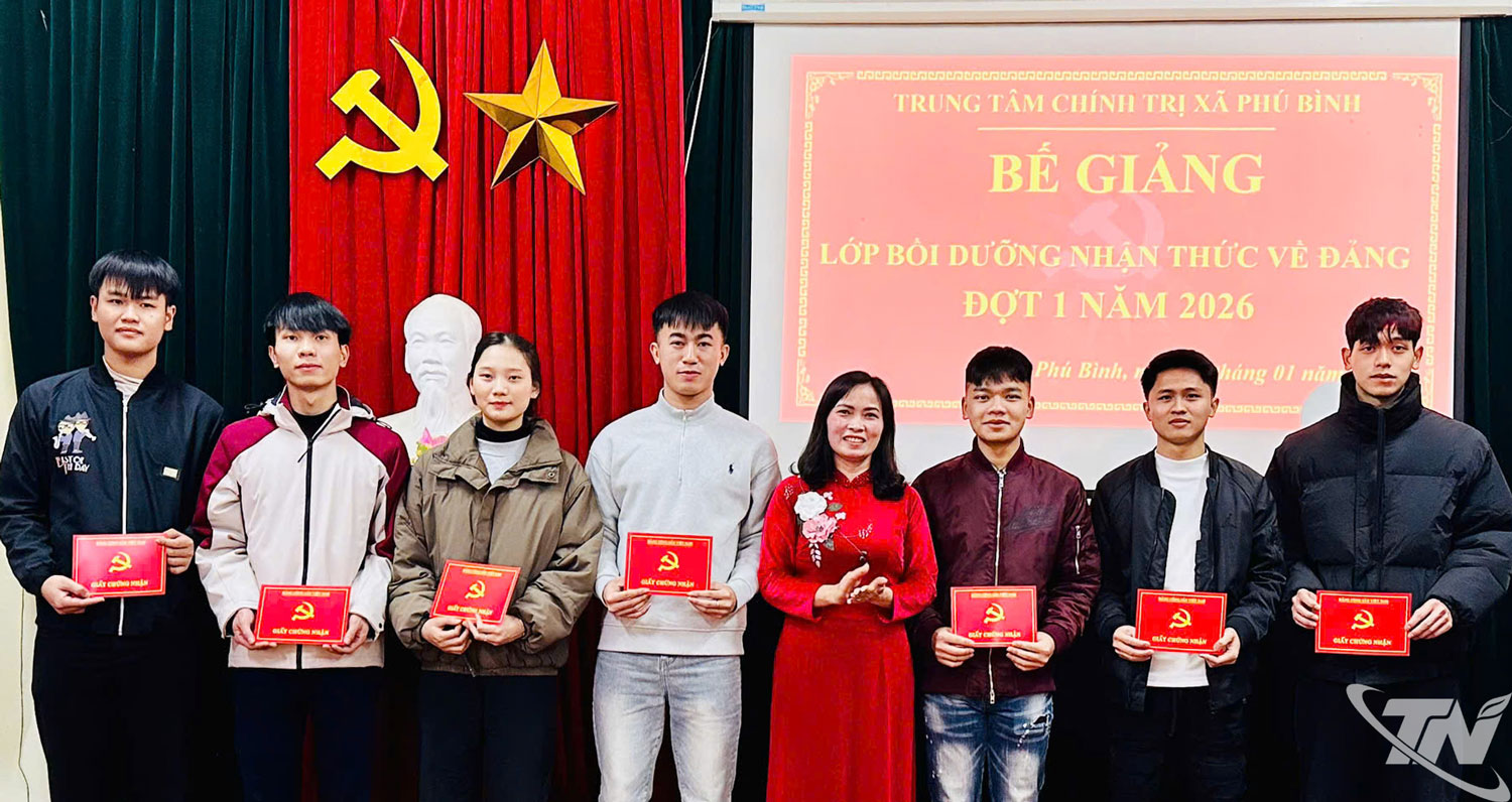 Lãnh đạo Trung tâm CHính trị xã Phú Bình trao Giấy chứng nhận cho học viên lớp Bồi dưỡng nhận thức về Đảng dành cho công dân chuẩn bị nhập ngũ năm 2026