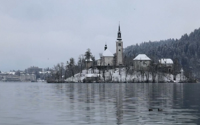 Du khách mãn nhãn trước khung cảnh tuyết phủ tuyệt đẹp tại hồ Bled