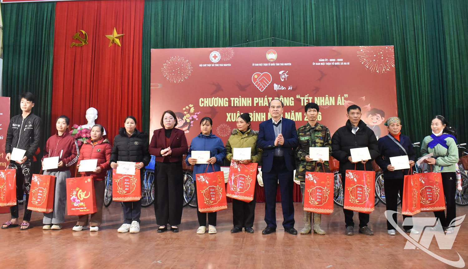 Đồng chí Lường Đức Thắng trao quà cho đại diện các hộ gia đình.