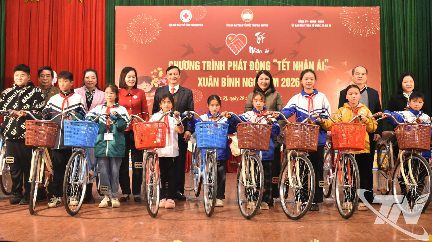 Trao tặng 15 chiếc xe đạp cho học sinh có hoàn cảnh khó khăn.