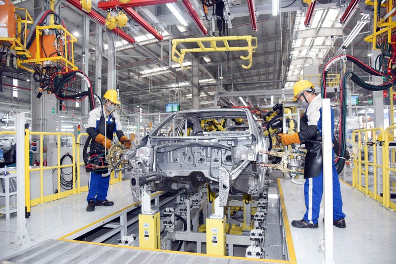 Công nhân Nhà máy sản xuất, lắp ráp ô-tô Hyundai Thành Công (Ninh Bình) vận hành dây chuyền lắp ráp, sản xuất ô-tô.