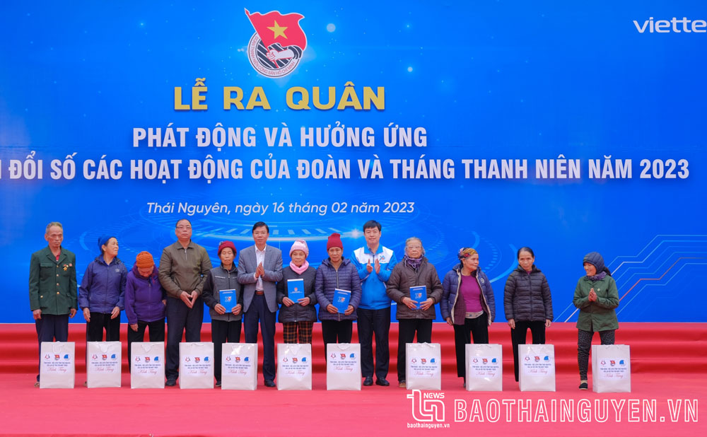 Đồng chí Dương Văn Tiến, Ủy viên Ban Thường vụ, Trưởng Ban Dân vận Tỉnh ủy, tặng quà cho các cựu thanh niên xung phong trên địa bàn huyện Định Hóa.