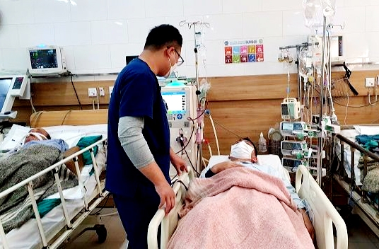 Bác sĩ Trung tâm Chống độc (Bệnh viện Bạch Mai) thăm khám cho bệnh nhân ngộ độc methanol.