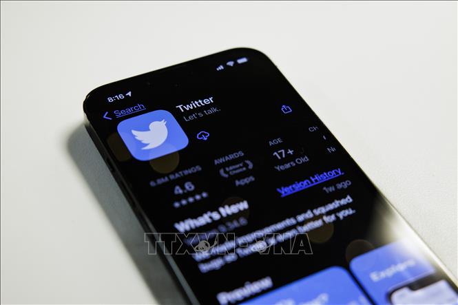 Ứng dụng Twitter trên màn hình điện thoại. Ảnh: AFP/TTXVN