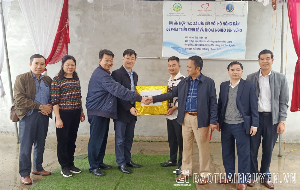 Đoàn công tác tặng quà Hợp tác xã Công nghệ cao huyện Phú Lương.
