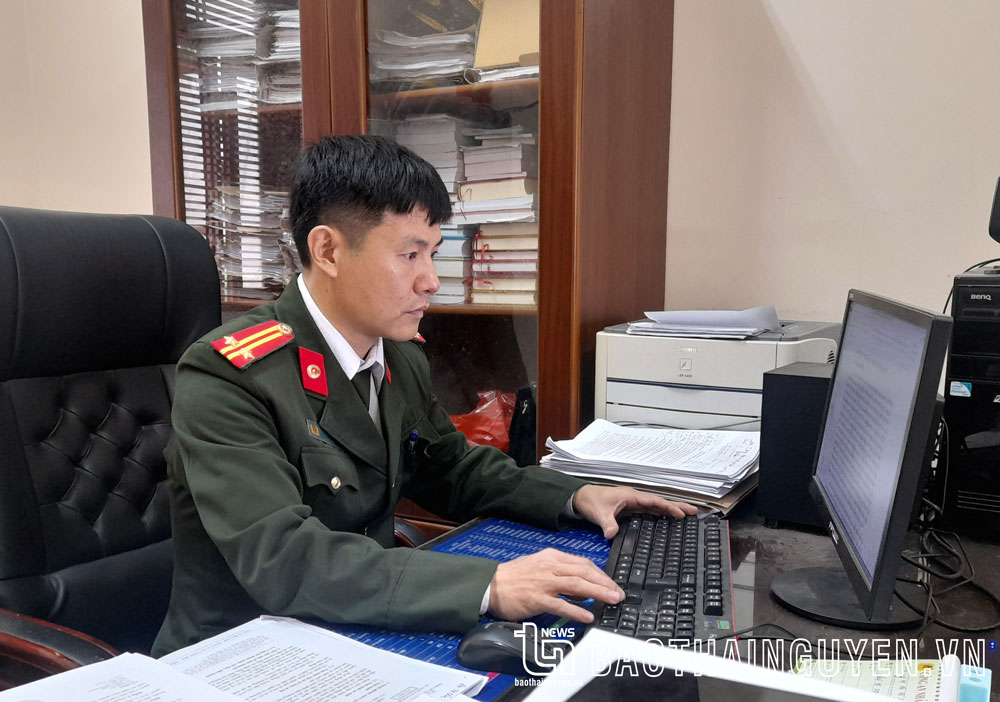 Trung tá Phan Thanh Trường, Đội trưởng Đội Tổng hợp (Công an huyện Định Hóa), báo cáo viên pháp luật cấp huyện, luôn dành thời gian nghiên cứu, chuẩn bị tư liệu trước khi tuyên truyền.