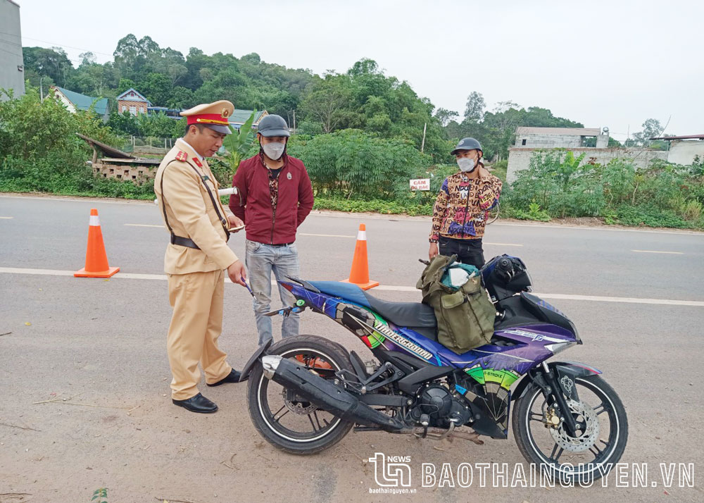 Cảnh sát giao thông Công an huyện Phú Bình xử lý người điều khiển phương tiện vi phạm Luật Giao thông đường bộ.