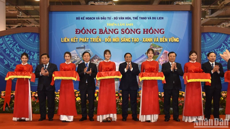 Thủ tướng Phạm Minh Chính và các các đại biểu cắt băng khai mạc triển lãm ảnh bên lề Hội nghị.
