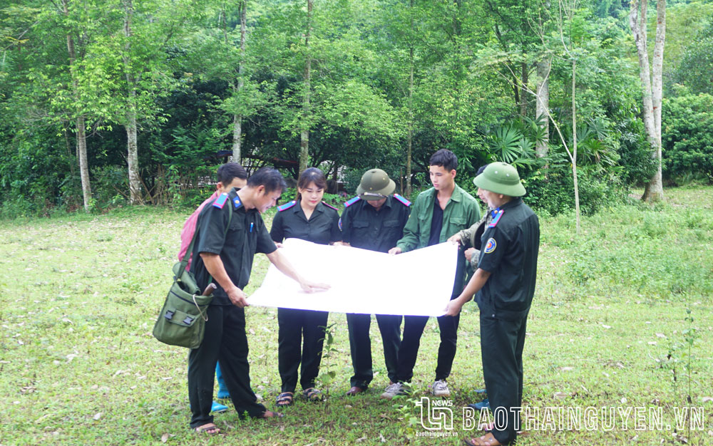 Cán bộ Ban Quản lý rừng đặc dụng, phòng hộ tỉnh tra cứu bản đồ rừng đặc dụng tại thực địa.