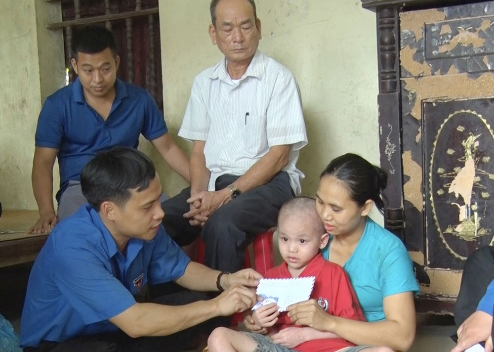 Đoàn Thanh niên TP. Phổ Yên trao tiền hỗ trợ cho gia đình có hoàn cảnh đặc biệt khó khăn ở phường Trung Thành.