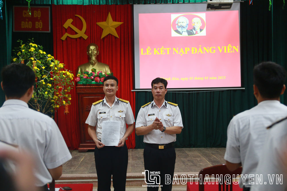 Trung úy Trần Bá Long nhận Quyết định kết nạp đảng viên tại đảo Sinh Tồn, quần đảo Trường Sa, tỉnh Khánh Hòa.