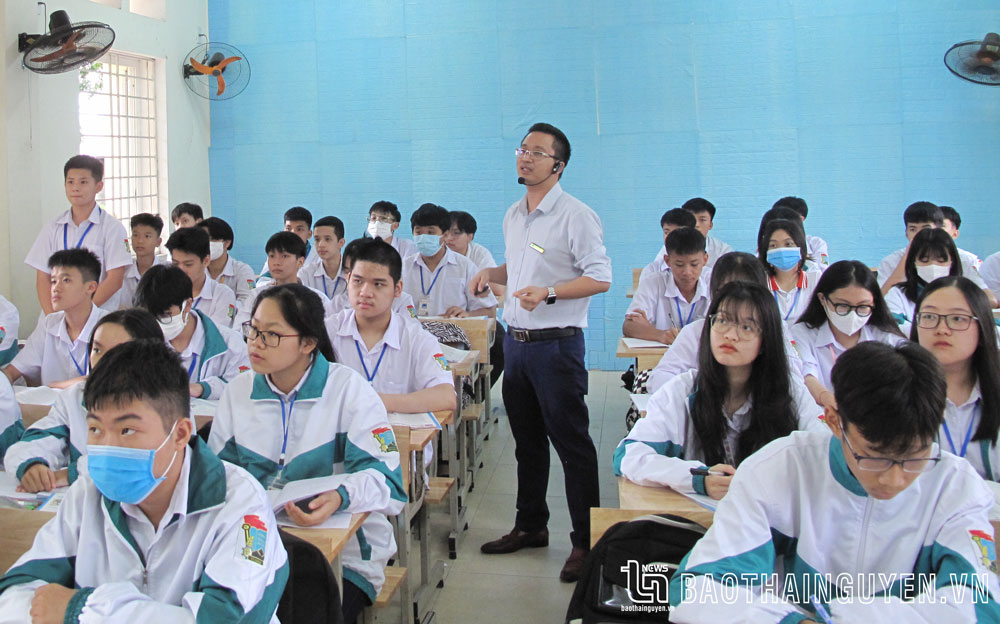 Giờ học môn Vật lý của thầy và trò lớp 10A7, Trường THPT Lương Ngọc Quyến.
