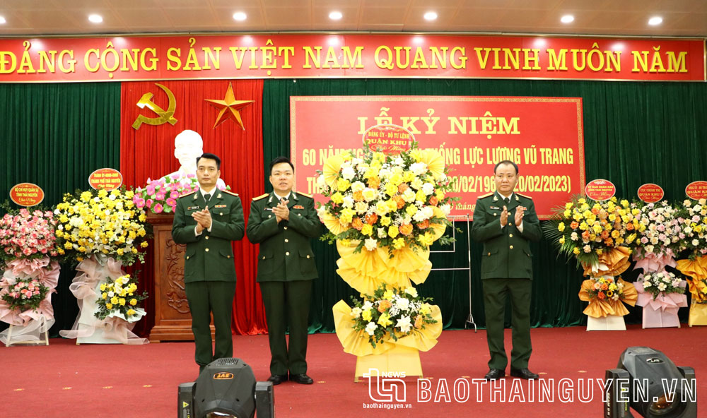 Lãnh đạo Quân khu 1 chúc mừng 60 năm Ngày truyền thống Lực lượng vũ trang thành phố Thái Nguyên.