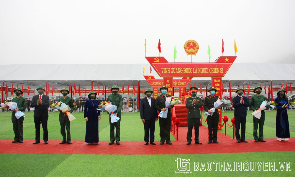 Đoàn Chủ tịch Lễ giao nhận quân tại Đồng Hỷ tặng hoa đại diện các tân binh. Ban Chỉ huy Quân sự huyện đánh giá chất lượng tân binh đợt này cao hơn năm ngoái.