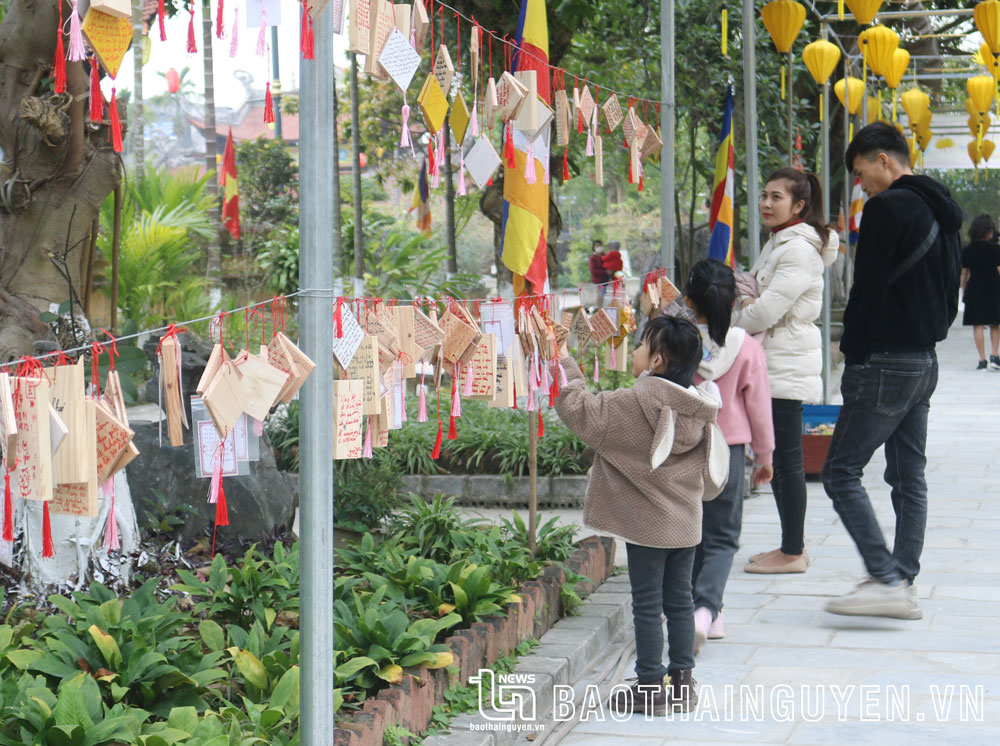 Hàng nghìn người viết lời cầu mong bình yên gửi lại bên sân chùa Hang, TP. Thái nguyên.