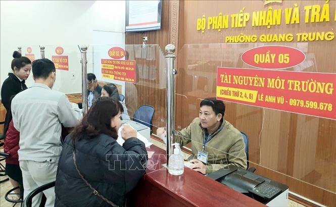 Người dân làm thủ tục hành chính tại Bộ phận tiếp nhận và trả kết quả, phường Quang Trung, TP Vinh, tỉnh Nghệ An.