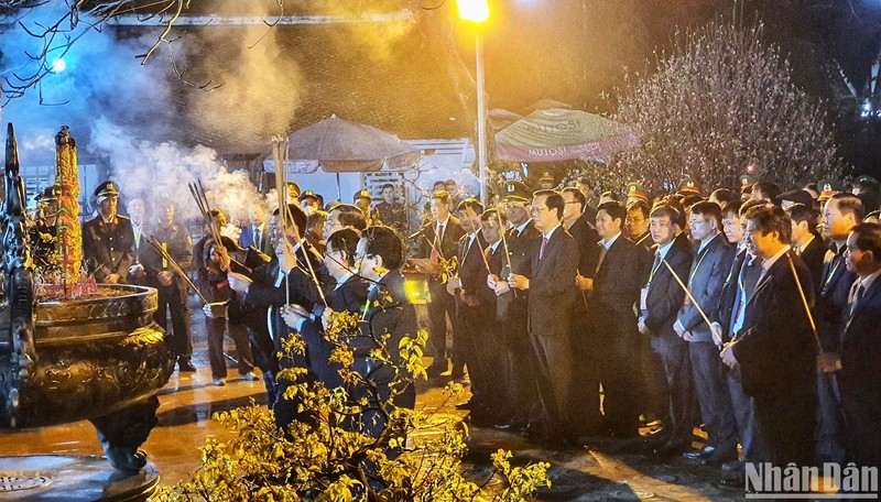 Các đại biểu tỉnh Nam Định dâng hương tại sân đền Thiên Trường trước nghi Lễ khai ấn đền Trần.