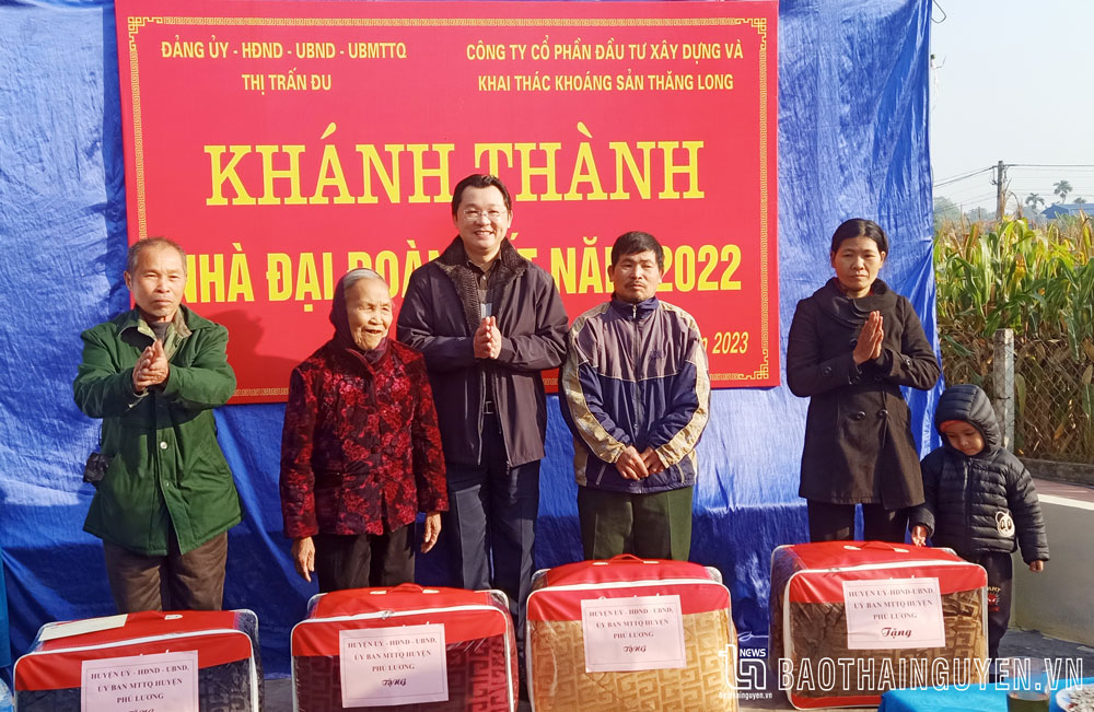 Lãnh đạo huyện Phú Lương tặng quà cho các hộ nghèo, có hoàn cảnh khó khăn ở thị trấn Đu.