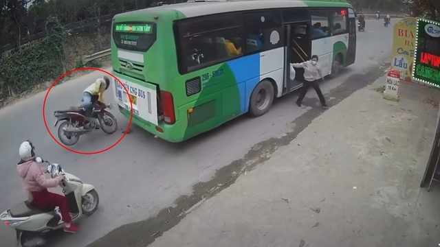 Tình huống va chạm giữa xe máy và xe buýt khiến nhiều người tranh cãi.