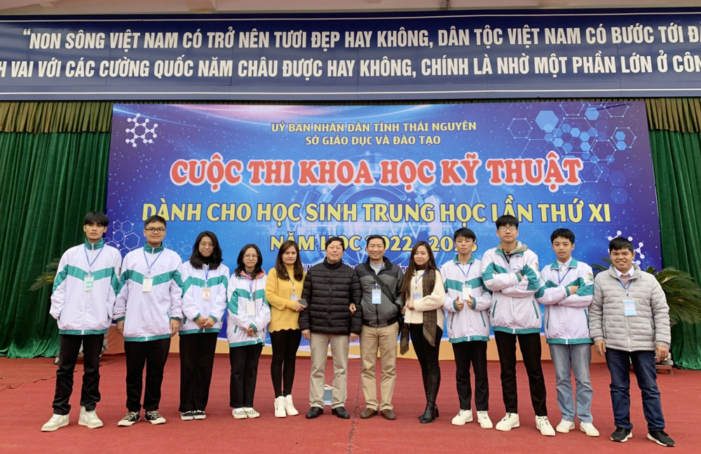 Các giáo viên hướng dẫn và nhóm học sinh Trường THPT Lương Ngọc Quyến tham gia Cuộc thi khoa học kỹ thuật dành cho học sinh trung học toàn tỉnh.