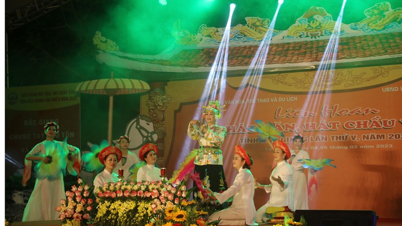 Một tiết mục trong Liên hoan hát Văn năm 2023 diễn ra tại đền Suối Mỡ, huyện Lục Nam.