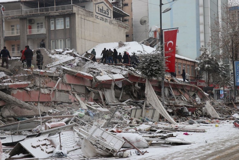 Những tòa nhà bị đổ sập sau trận động đất ngày 6/2. 