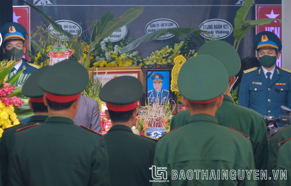 Đồng đội viếng Thiếu tá Trần Ngọc Duy tại gia đình bố mẹ đẻ của anh ở phường Quang Trung, TP. Thái Nguyên.