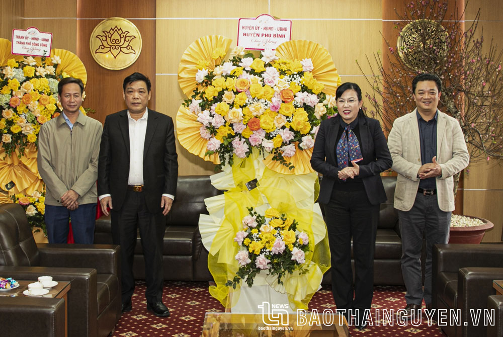 Đoàn đại biểu Đảng bộ huyện Phú Bình chúc mừng Tỉnh uỷ.