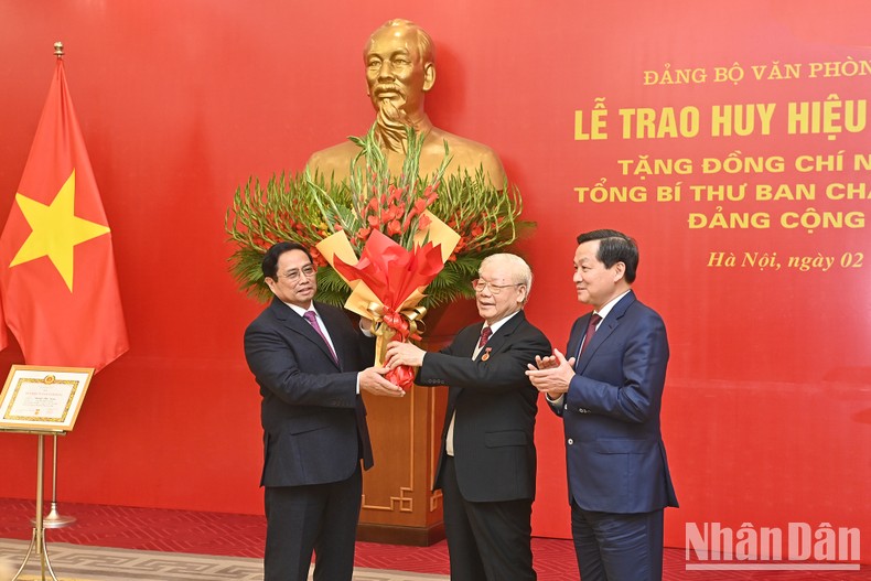Thủ tướng Phạm Minh Chính và Phó Thủ tướng Lê Minh Khái tặng hoa chúc mừng Tổng Bí thư Nguyễn Phú Trọng.