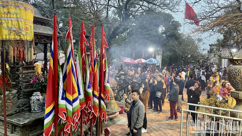 Rất đông du khách đã kéo về đền Trần từ chiều tối ngày 4/2.