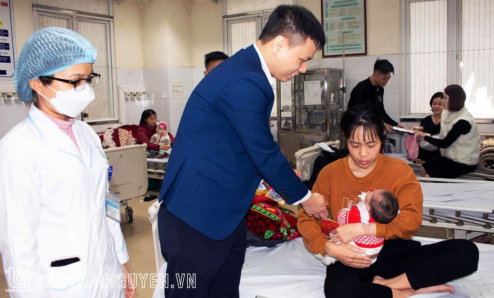 Lãnh đạo, cán bộ Bệnh viện A Thái Nguyên tặng quà cho bệnh nhân dịp Tết Nguyên đán 2023.