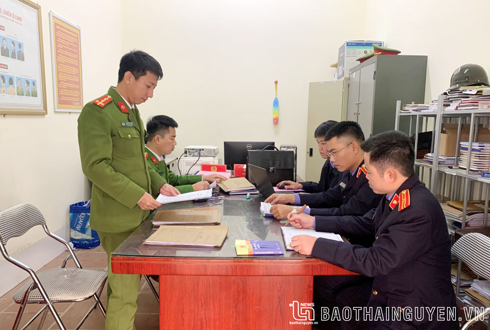 VKSND huyện Võ Nhai kiểm sát trực tiếp việc tuân thủ pháp luật trong công tác thi hành án dân sự tại xã Vũ Chấn.