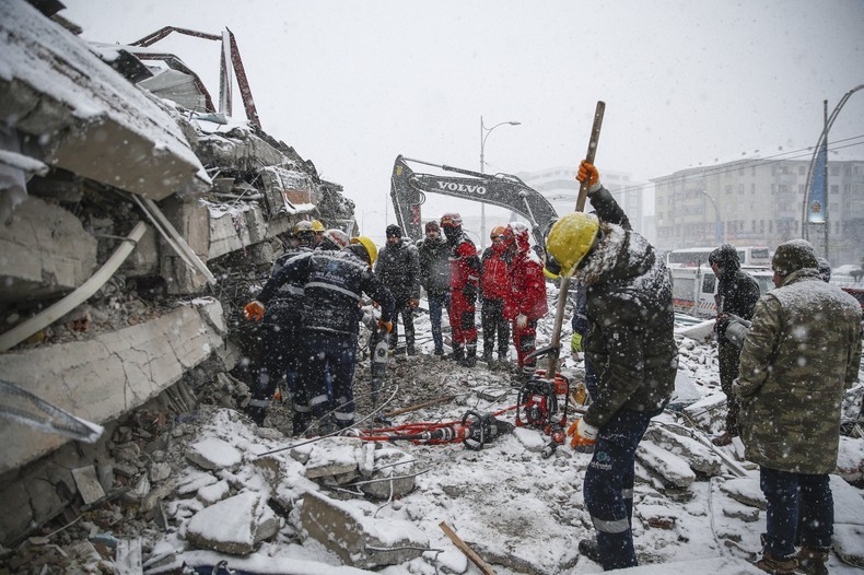 Thời tiết khắc nghiệt cản trở các nỗ lực giải cứu người bị mắc kẹt trong những đống đổ nát tại Thổ Nhĩ Kỳ và Syria cũng như đang đe dọa hàng nghìn người mà nhà ở của họ vừa bị động đất tàn phá. 
