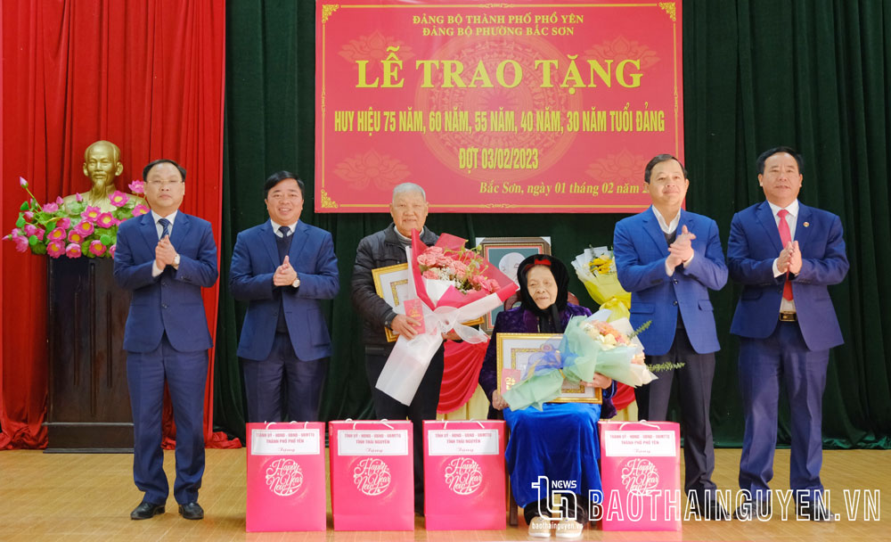 Đồng chí Phó Bí thư Thường trực Tỉnh ủy trao Huy hiệu 75 năm tuổi Đảng cho các đảng viên thuộc Đảng bộ phường Bắc Sơn, TP. Phổ Yên.