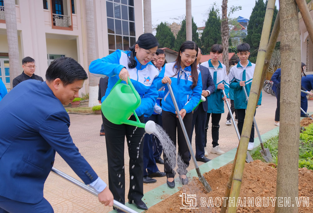 Đồng chí Bí thư Tỉnh ủy Nguyễn Thanh Hải cùng các đại biểu trồng cây tại khuôn viên Trường THPT Bình Yên (Định Hóa).