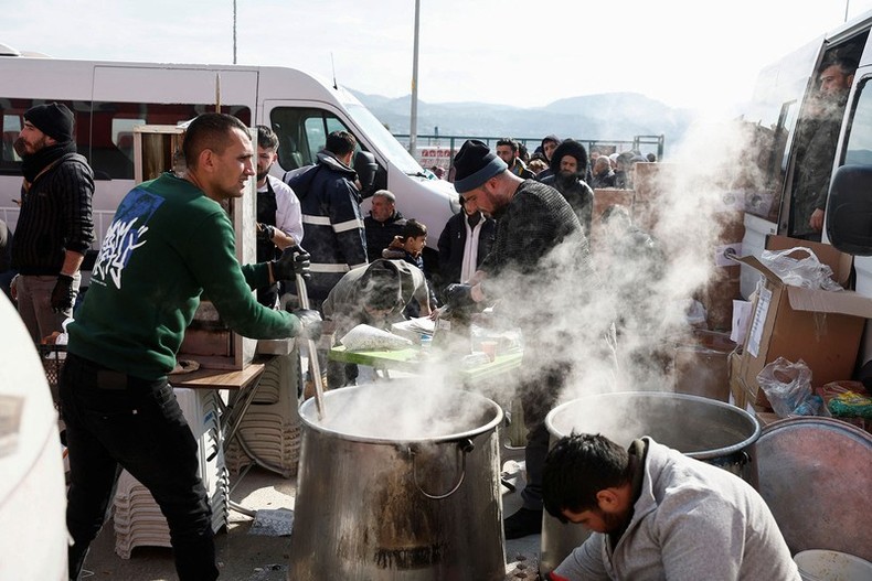 Các tình nguyện viên chuẩn bị thực phẩm cho người dân tại Hatay, Thổ Nhĩ Kỳ.