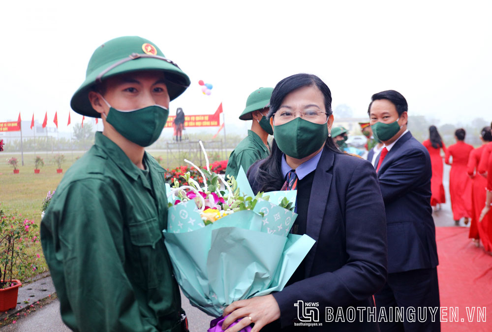 Đồng chí Bí Thư tỉnh uỷ Nguyễn Thanh Hải tặng hoa, động viên tân binh lên đường nhập ngũ.