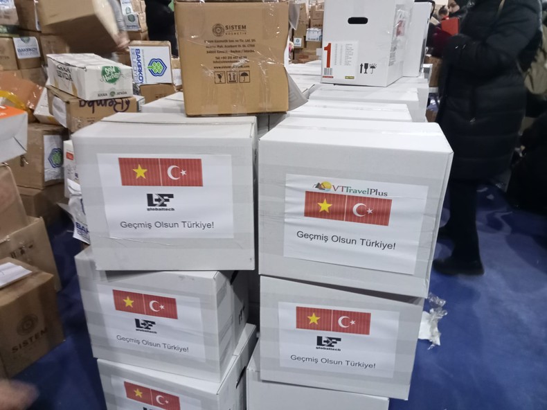 Những thùng hàng với 2 lá quốc kỳ cùng dòng chữ: Sớm khỏe nhé, Thổ Nhĩ Kỳ ơi. 
