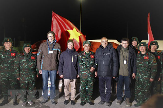 Đoàn cứu hộ, cứu nạn của Quân đội nhân dân Việt Nam với các lực lượng tiếp nhận của Thổ Nhĩ Kỳ. (Ảnh: Hải Linh/TTXVN)