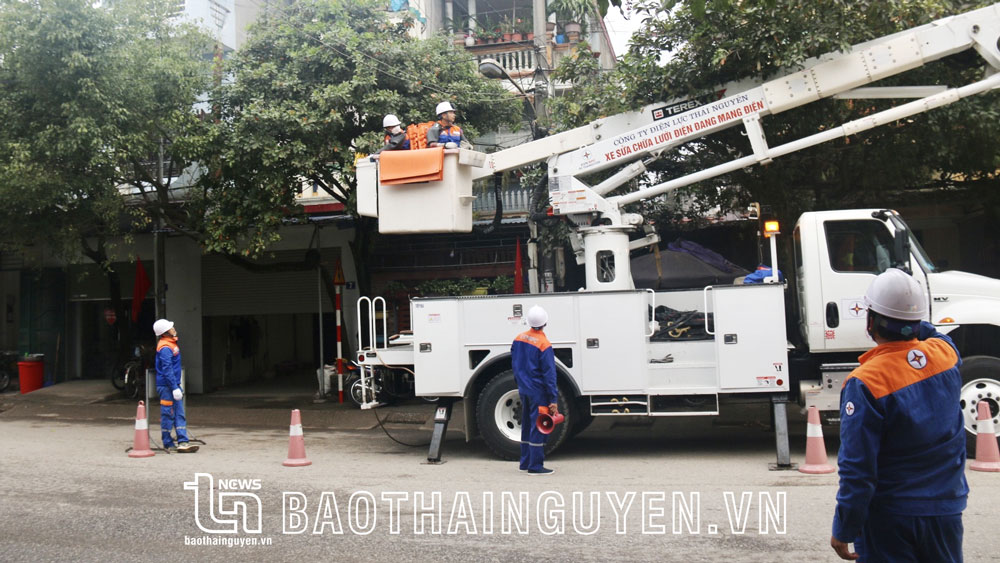 Từ đầu năm đến nay, PC Thái Nguyên tiến hành thực hiện 76 phiên rửa sứ Hotline (phương pháp sửa điện không cần ngắn nguồn điện) trên lưới điện 22kV... cho KH