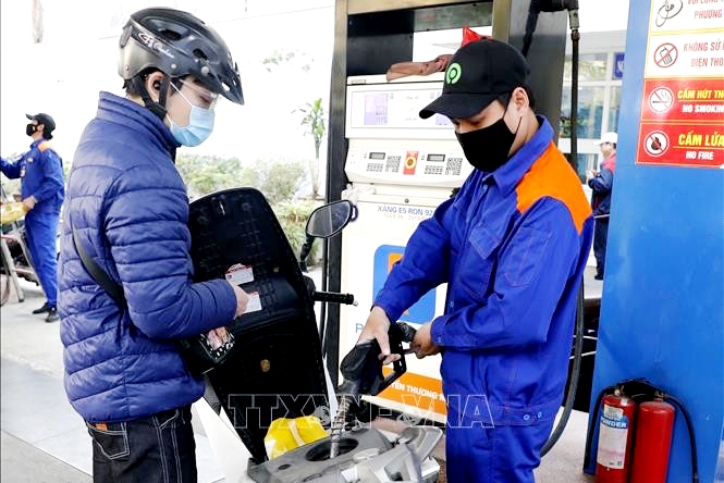 Mua bán xăng dầu tại một điểm kinh doanh xăng dầu ở Hà Nội. 
